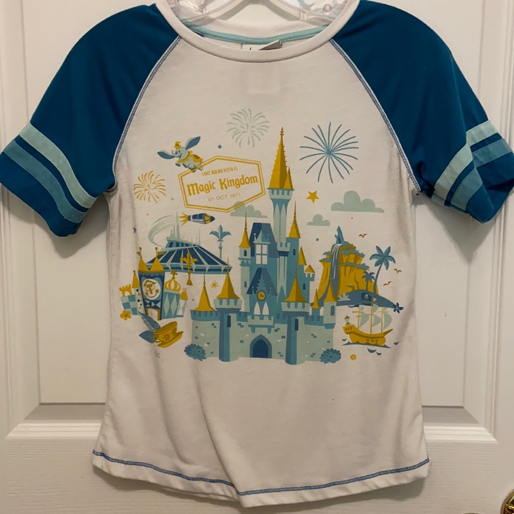Disney Magic kingdom ringer tee size Small